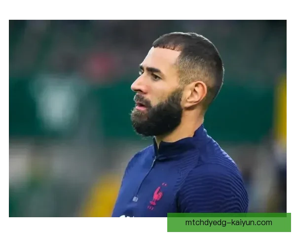 本泽马在最新赛季中展现出强大的足球影响力，引发众人关注