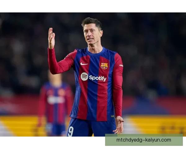 莱万多夫斯基降薪留队意愿引发市场关注，未来动向备受期待